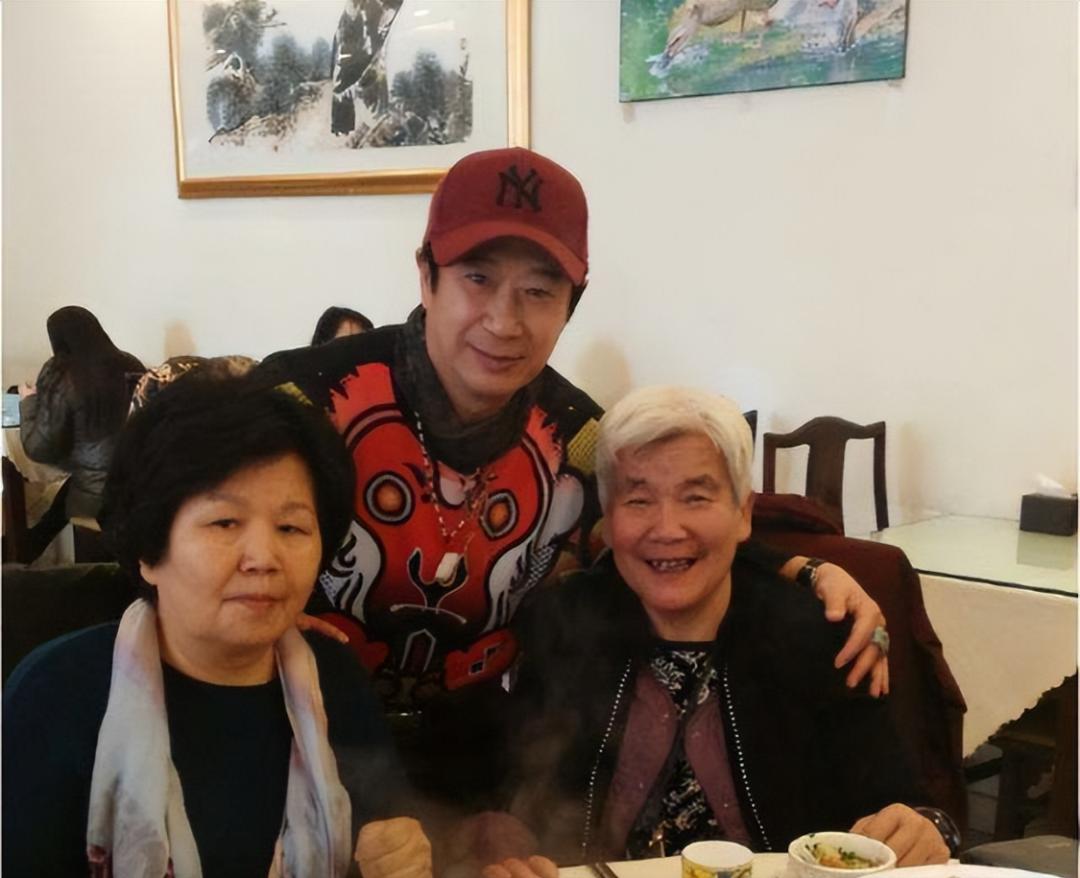 邢质斌李瑞英走红毯气质差得远！一个慈祥奶奶，一个美艳贵妇！