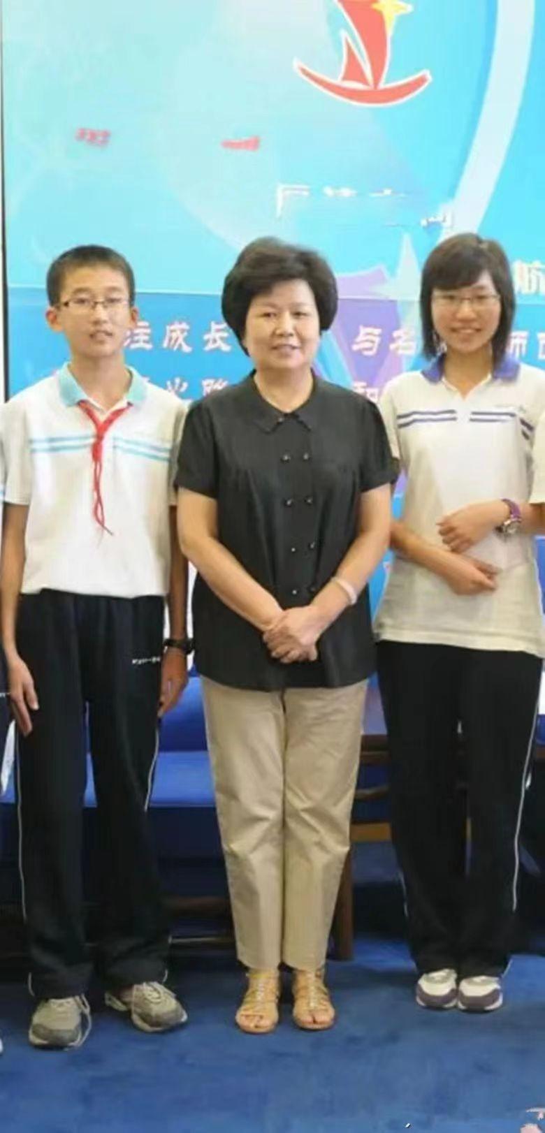 邢质斌李瑞英走红毯气质差得远！一个慈祥奶奶，一个美艳贵妇！