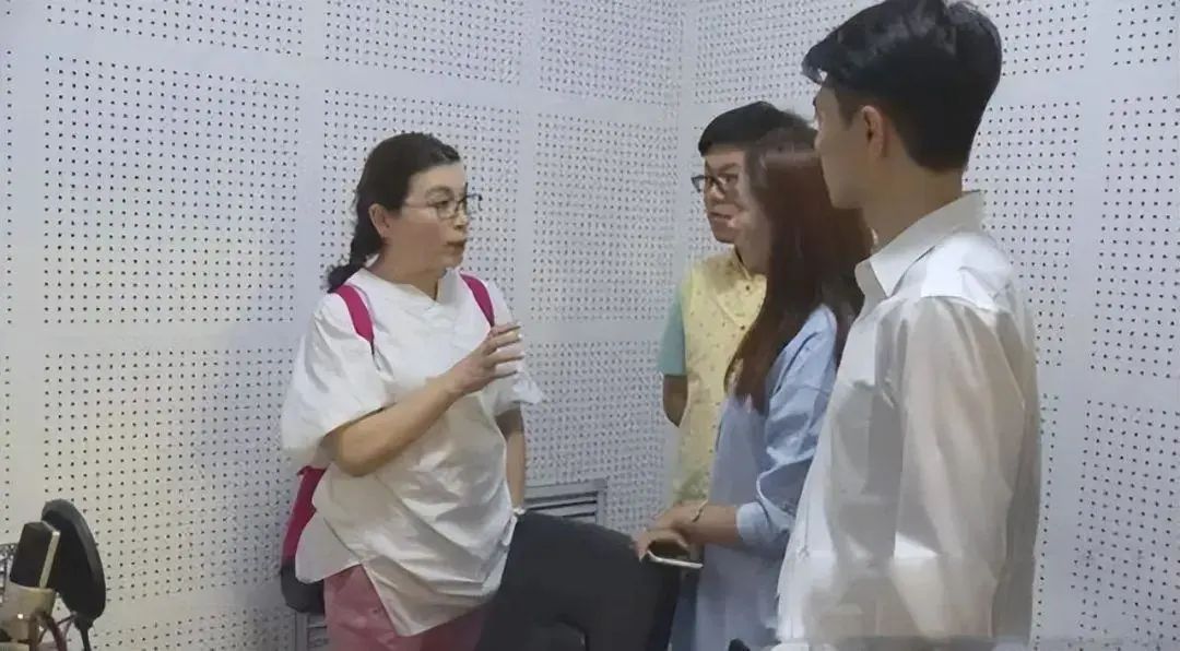 邢质斌李瑞英走红毯气质差得远！一个慈祥奶奶，一个美艳贵妇！