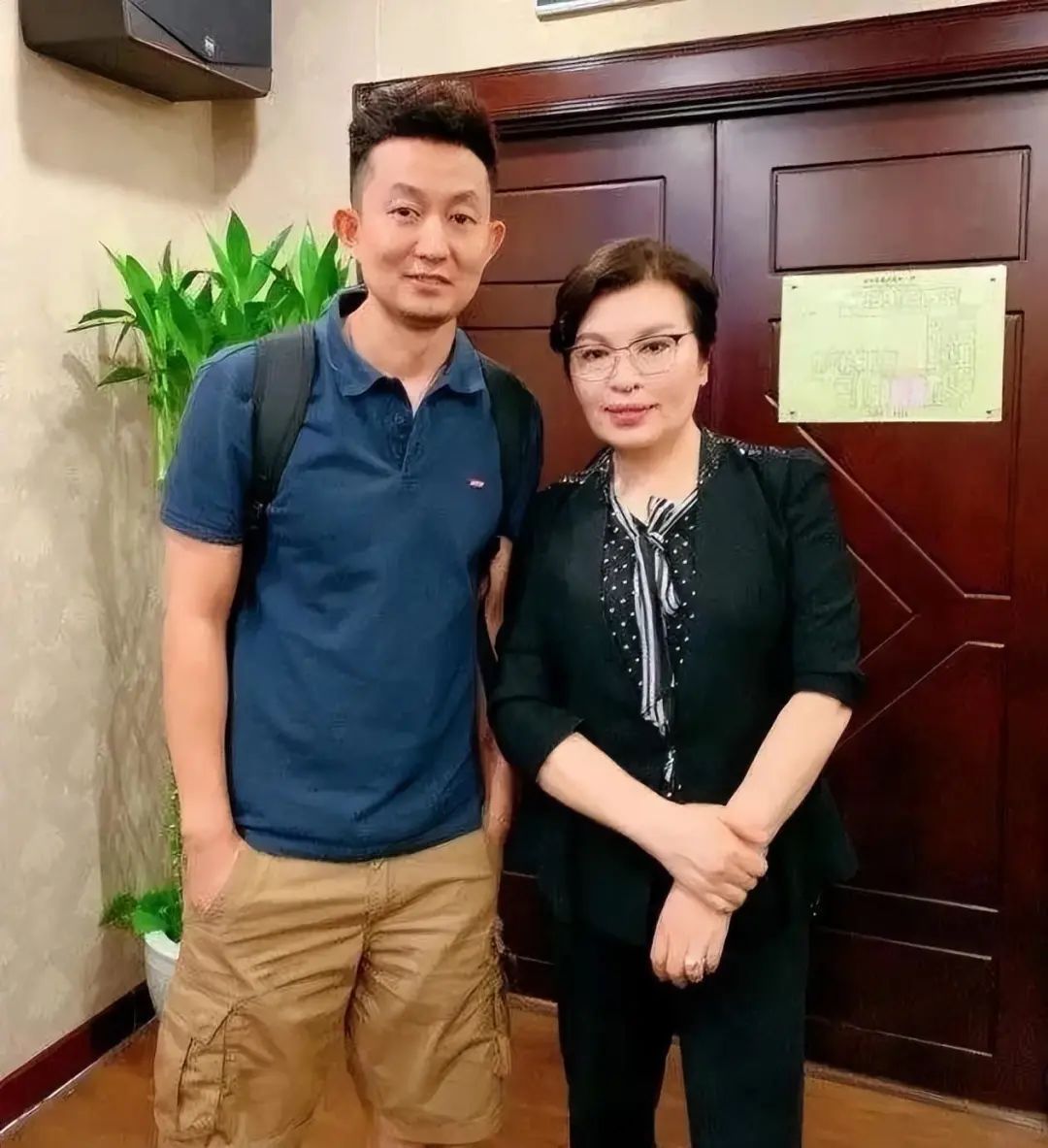 邢质斌李瑞英走红毯气质差得远！一个慈祥奶奶，一个美艳贵妇！