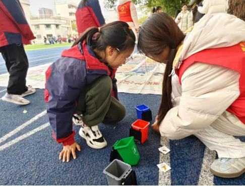 “城市创变者”垃圾分类挑战赛走进校园：在游戏中播种绿色未来