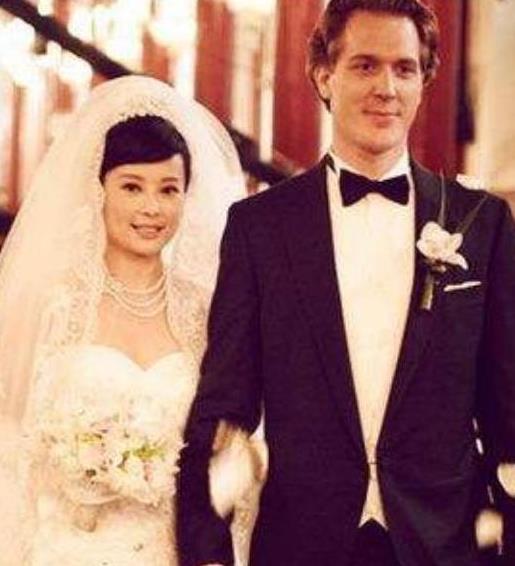 任性辜负相恋12年男友后，2次闪婚闪离的袁立，今又爆新情况