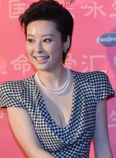 任性辜负相恋12年男友后，2次闪婚闪离的袁立，今又爆新情况