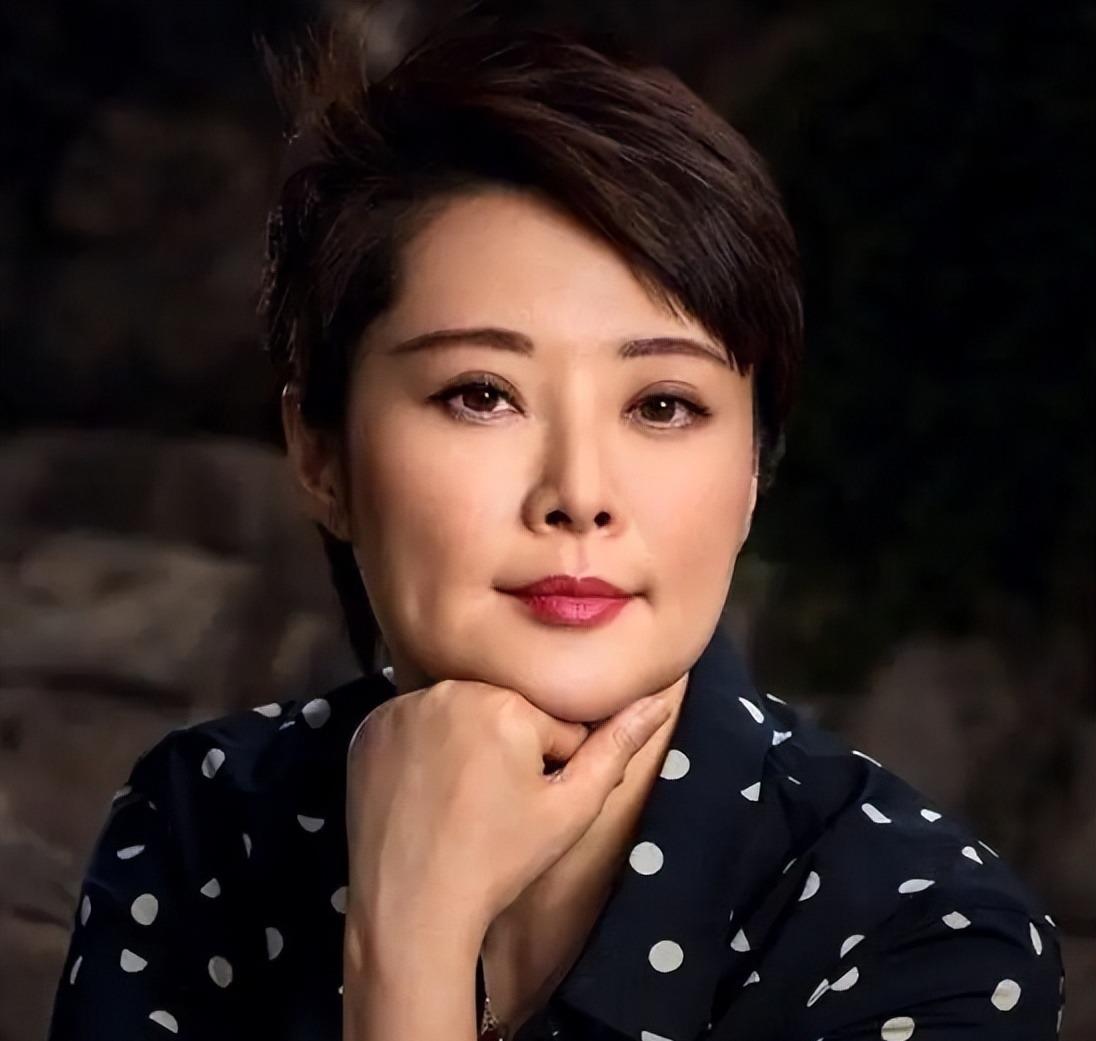 三婚四恋多段绯闻，孤傲女王袁立，走到今天的结局该怪谁