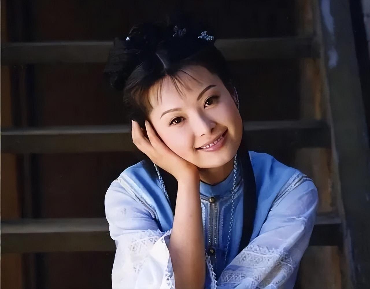 袁立：放着阔太不做，2段婚姻3次绯闻，后嫁小11岁穷男子后悔吗？