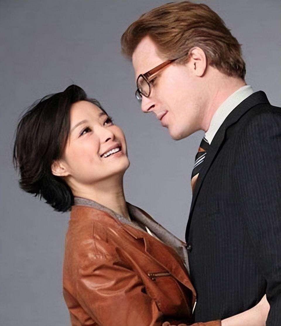 袁立：放着阔太不做，2段婚姻3次绯闻，后嫁小11岁穷男子后悔吗？