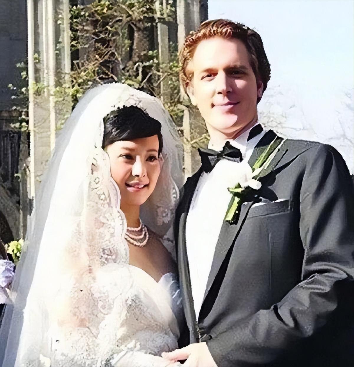 袁立：放着阔太不做，2段婚姻3次绯闻，后嫁小11岁穷男子后悔吗？