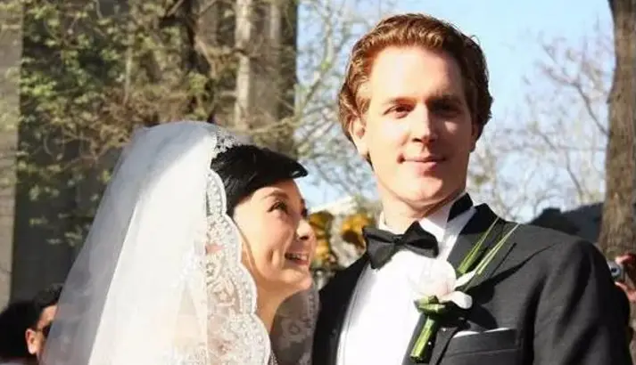 袁立：放着阔太不做，2段婚姻3次绯闻，后嫁小11岁穷男子后悔吗？