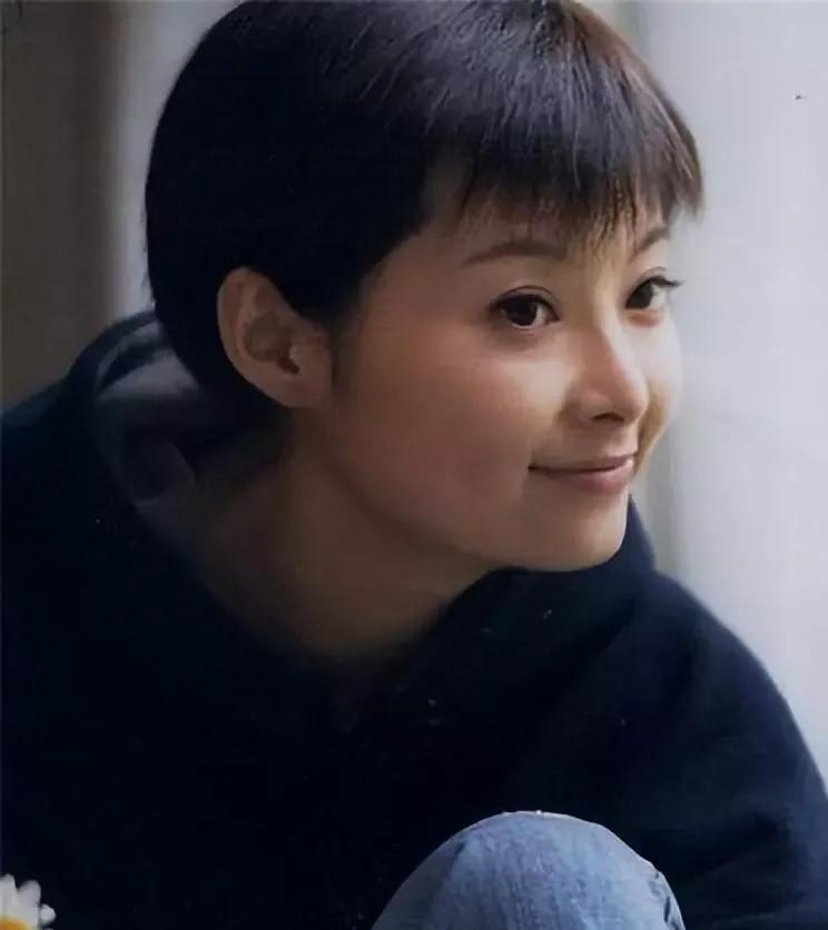 袁立：放着阔太不做，2段婚姻3次绯闻，后嫁小11岁穷男子后悔吗？