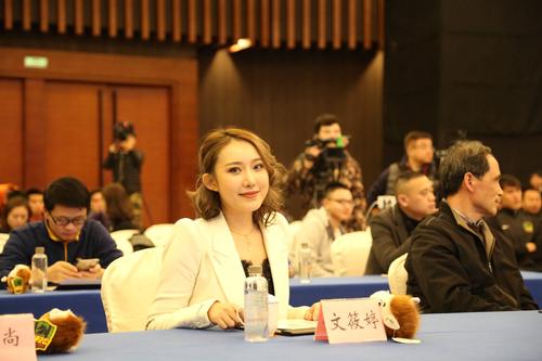 中国足坛最美女老板，为了爱好出手就是上亿，把队徽纹在了大腿上