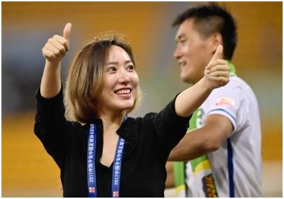 中国足坛最美女老板，为了爱好出手就是上亿，把队徽纹在了大腿上
