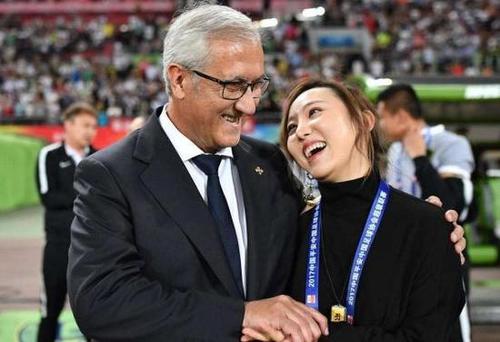 中国足坛最美女老板，为了爱好出手就是上亿，把队徽纹在了大腿上