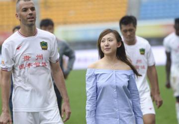 中国足坛最美女老板，为了爱好出手就是上亿，把队徽纹在了大腿上