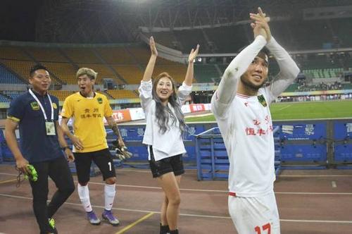 中国足坛最美女老板，为了爱好出手就是上亿，把队徽纹在了大腿上