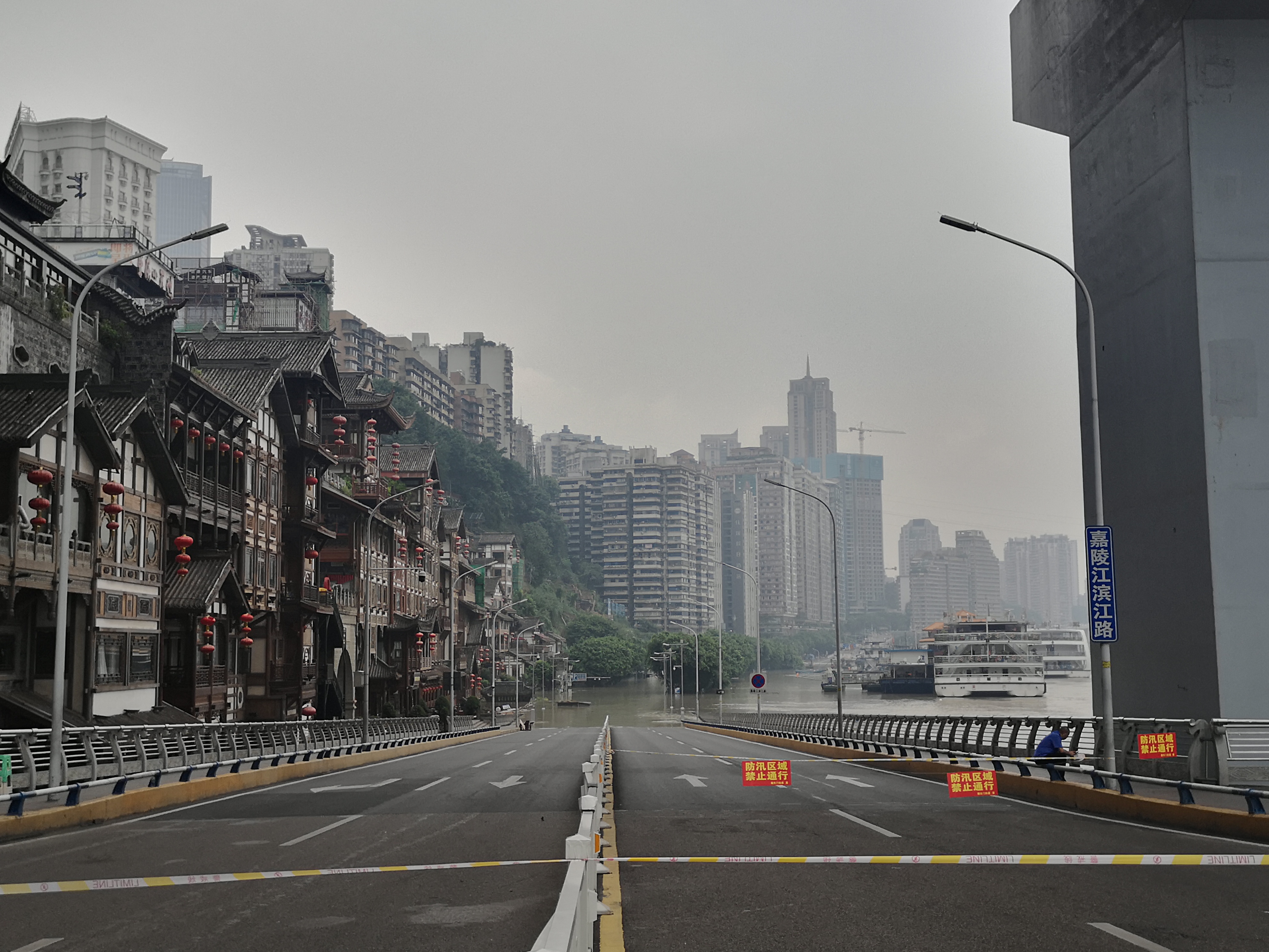 直击重庆洪水：两江交汇“鸳鸯锅”没了，洪崖洞景区受灾关闭