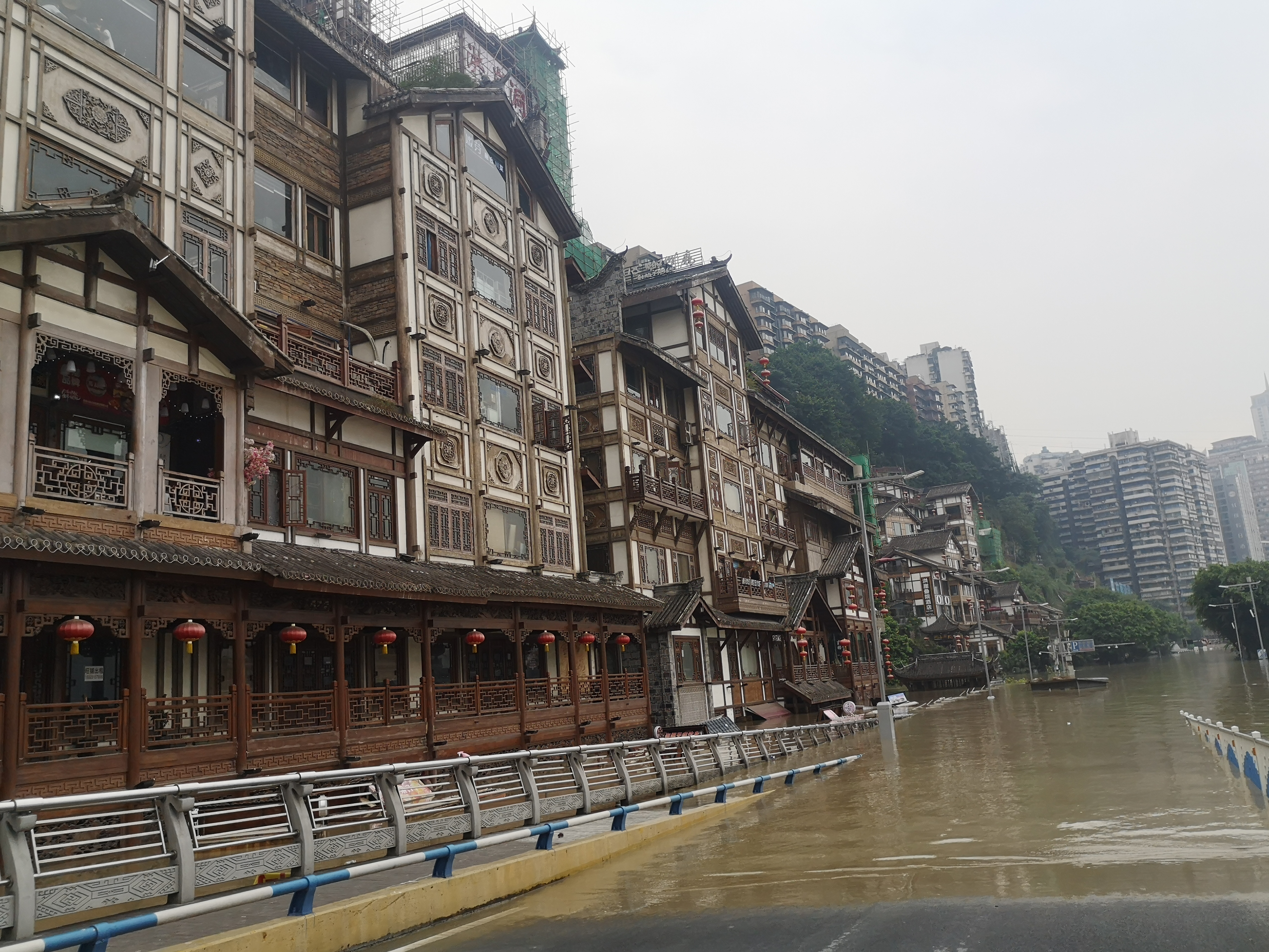 直击重庆洪水：两江交汇“鸳鸯锅”没了，洪崖洞景区受灾关闭