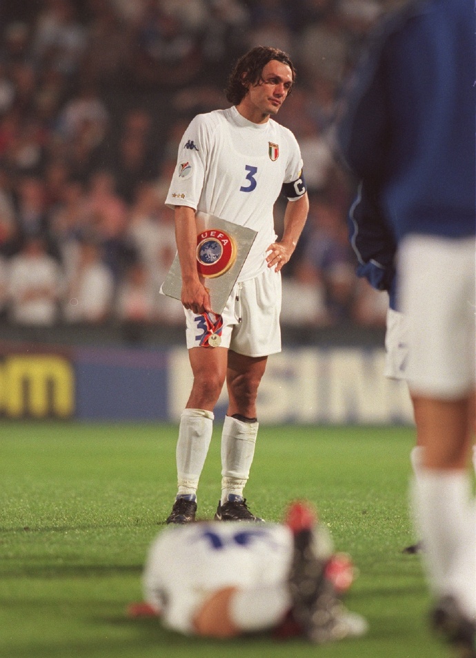 马尔蒂尼的欧洲杯-3，2000年被史上第一窝里横坑死 意大利憾失冠军