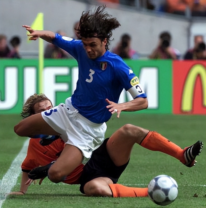 马尔蒂尼的欧洲杯-3，2000年被史上第一窝里横坑死 意大利憾失冠军