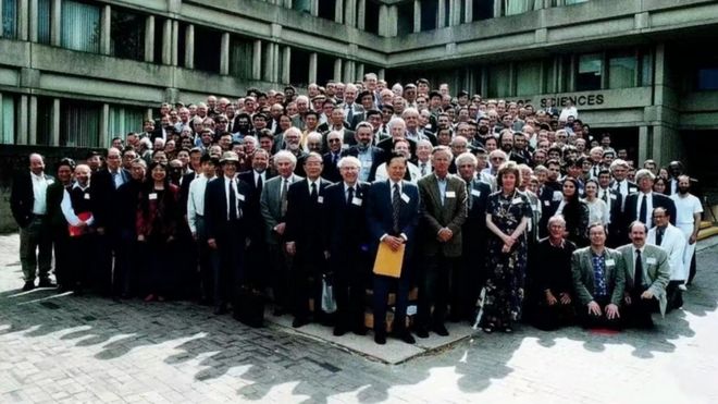 神一般的男人杨振宁，生前遭国人误解太多，死后缅怀室外排长队