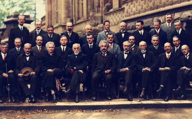 神一般的男人杨振宁，生前遭国人误解太多，死后缅怀室外排长队