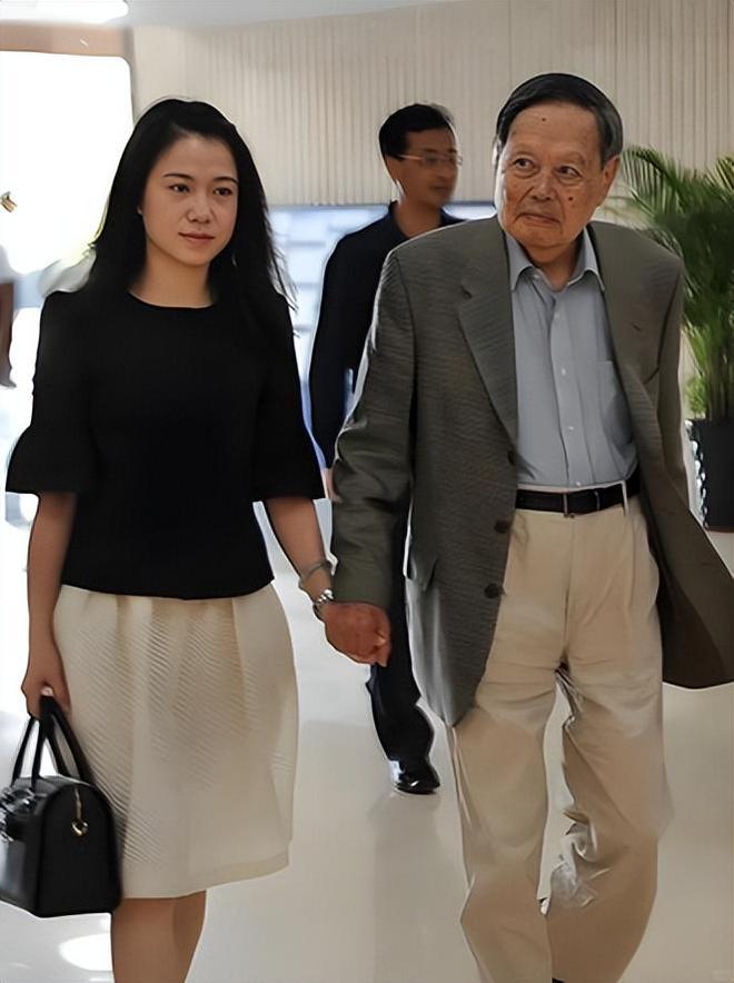 杨澜采访杨振宁：您去世后，翁帆怎么办？他的回答令翁帆泪眼婆娑