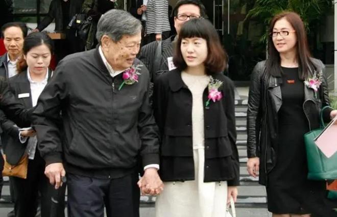 杨澜采访杨振宁：您去世后，翁帆怎么办？他的回答令翁帆泪眼婆娑