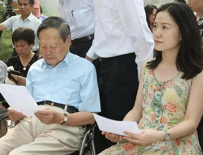 杨澜采访杨振宁：您去世后，翁帆怎么办？他的回答令翁帆泪眼婆娑