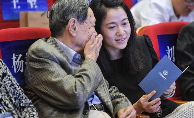杨澜采访杨振宁：您去世后，翁帆怎么办？他的回答令翁帆泪眼婆娑