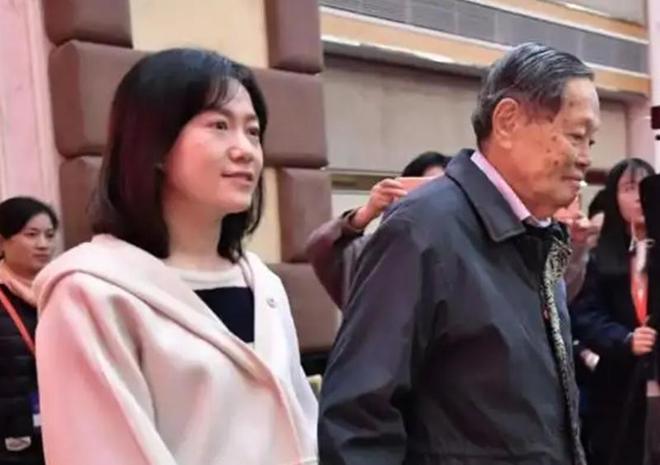 杨澜采访杨振宁：您去世后，翁帆怎么办？他的回答令翁帆泪眼婆娑