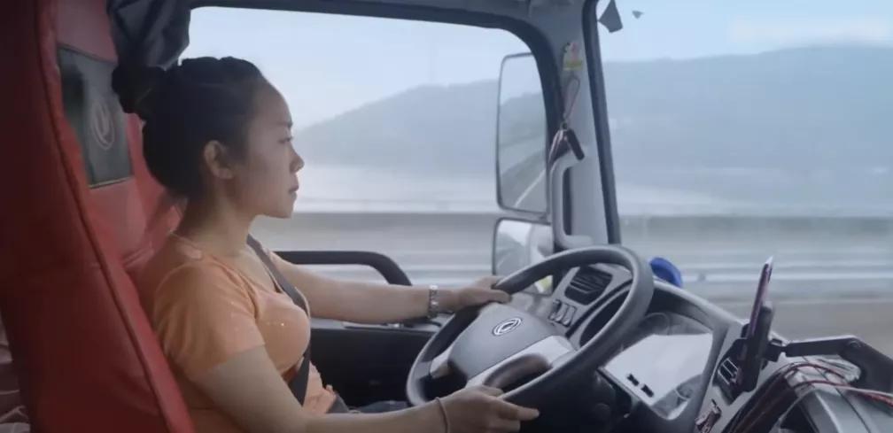 她1米58，却天天和9米6的卡车打交道