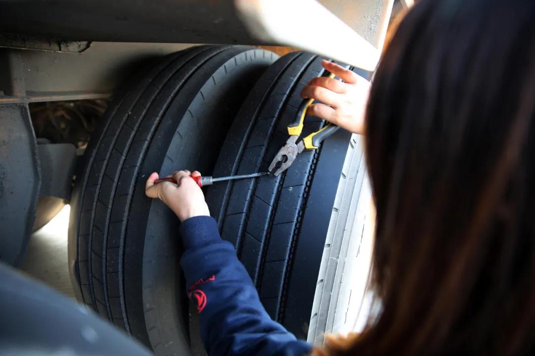 她1米58，却天天和9米6的卡车打交道