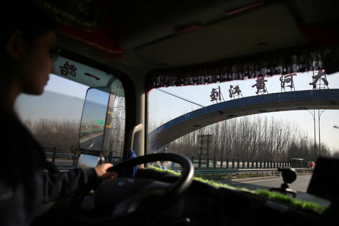 她1米58，却天天和9米6的卡车打交道