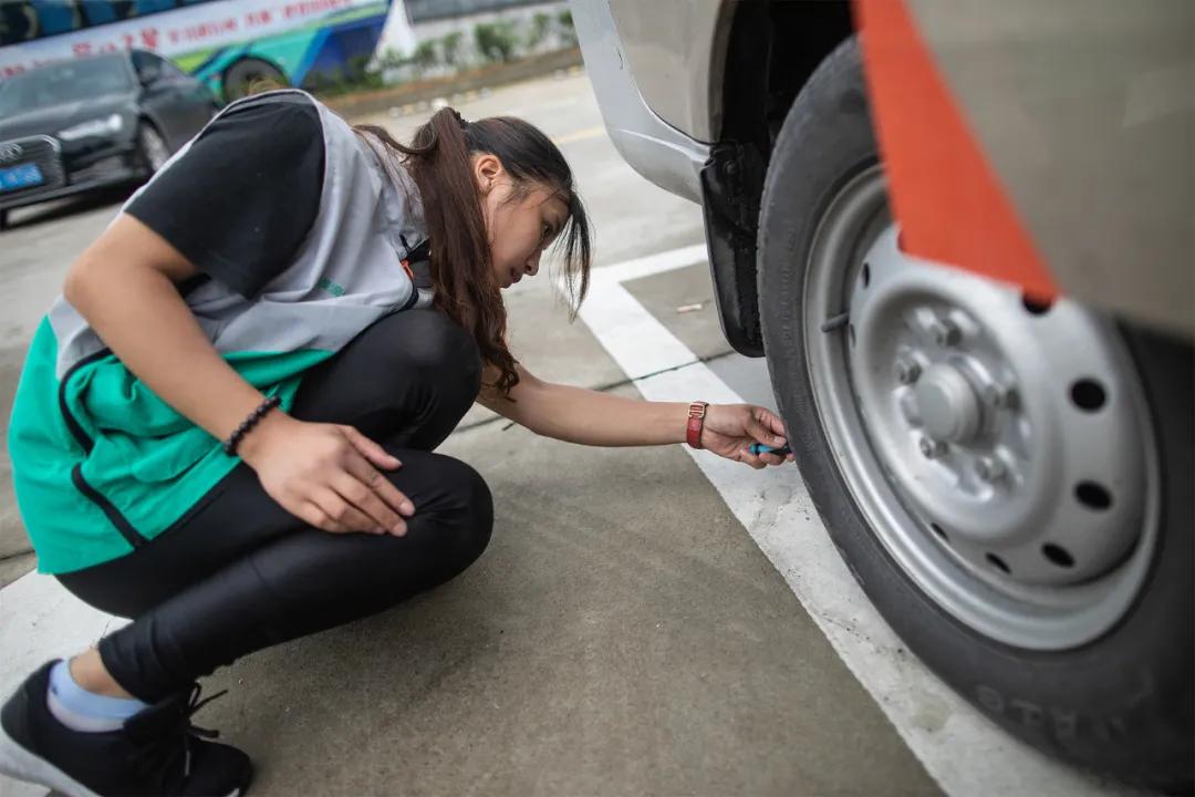 她1米58，却天天和9米6的卡车打交道