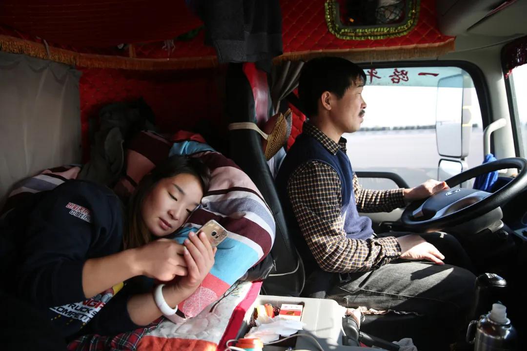 她1米58，却天天和9米6的卡车打交道