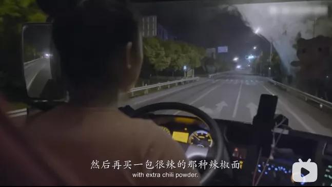 她1米58，却天天和9米6的卡车打交道