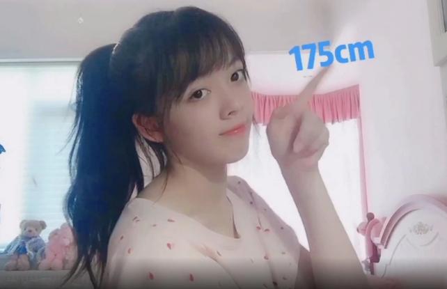 她是赵今麦版的《巴啦啦》美雪,今15岁身高175,腿长绝了!