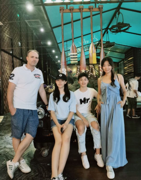 她是赵今麦版的《巴啦啦》美雪,今15岁身高175,腿长绝了!