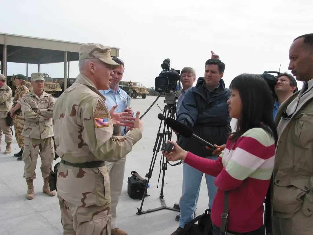 “战地玫瑰”两赴中东,为抢新闻舍弃防弹衣,听女记者讲述真实战地生涯