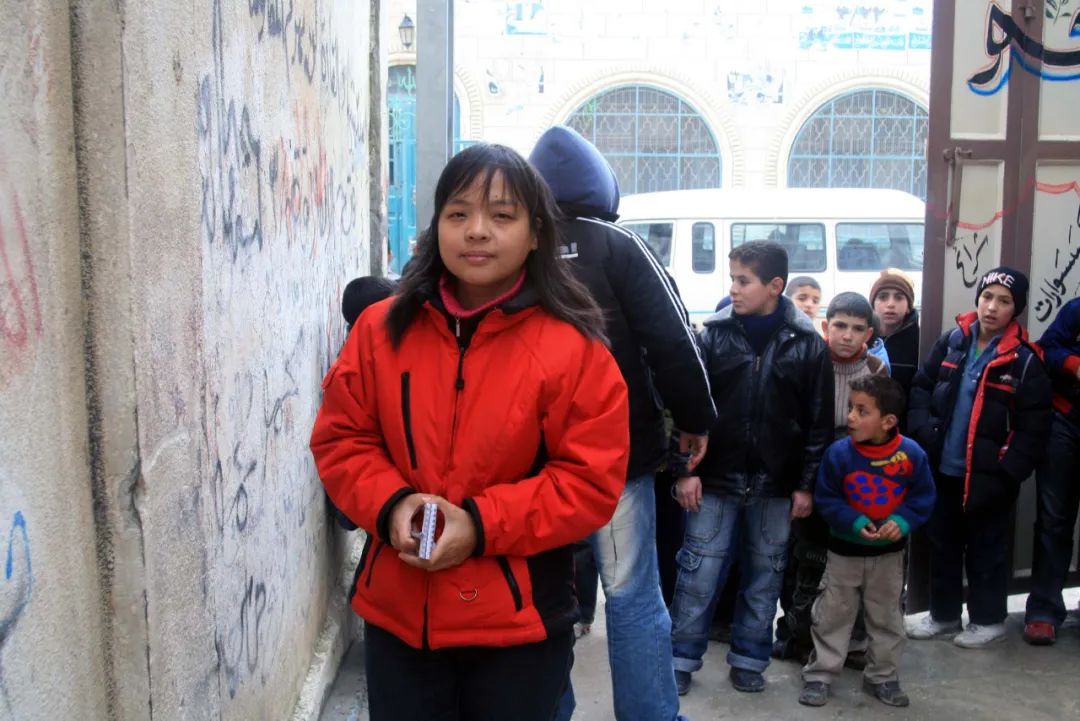 “战地玫瑰”两赴中东,为抢新闻舍弃防弹衣,听女记者讲述真实战地生涯