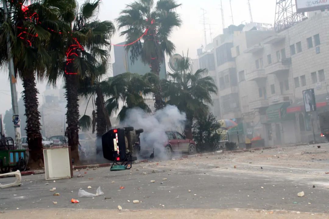 “战地玫瑰”两赴中东,为抢新闻舍弃防弹衣,听女记者讲述真实战地生涯