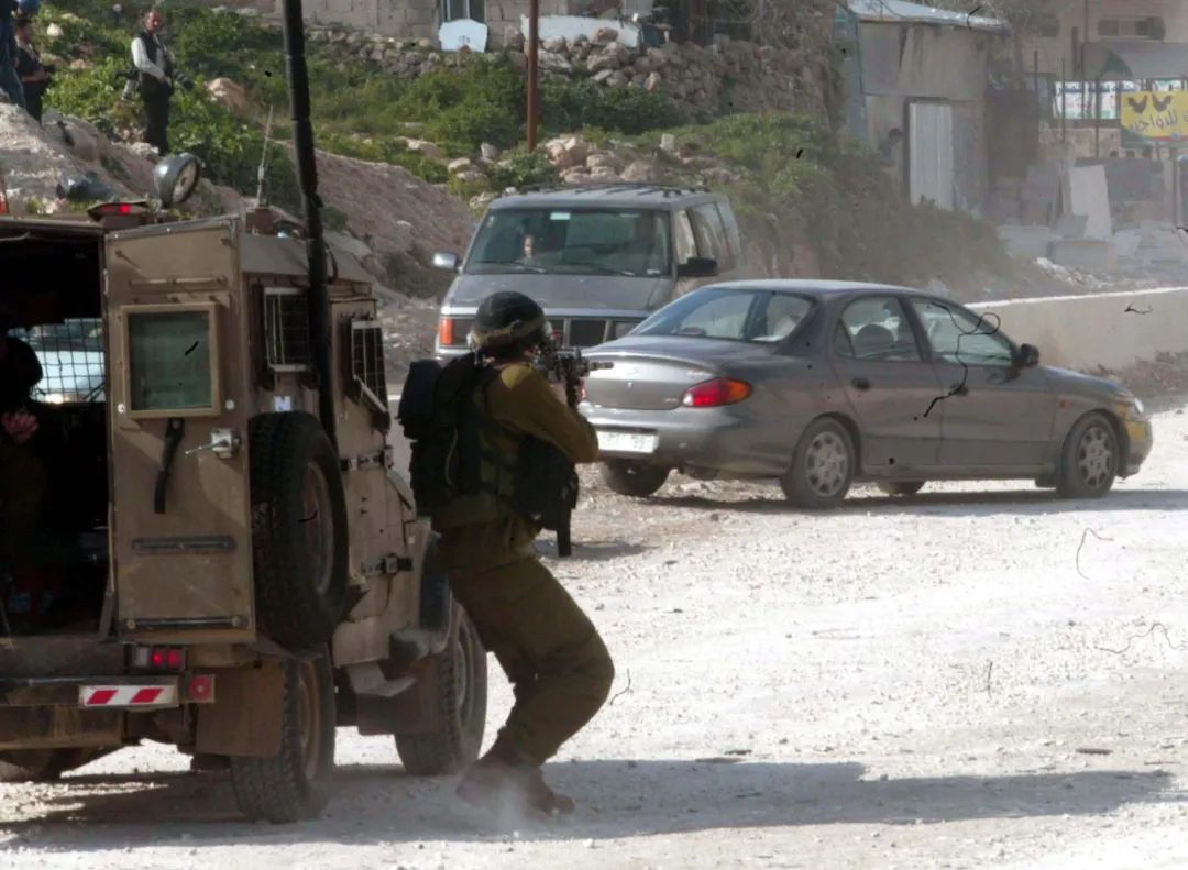 “战地玫瑰”两赴中东,为抢新闻舍弃防弹衣,听女记者讲述真实战地生涯