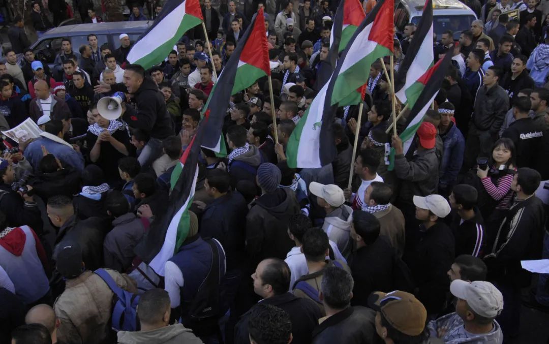 “战地玫瑰”两赴中东,为抢新闻舍弃防弹衣,听女记者讲述真实战地生涯