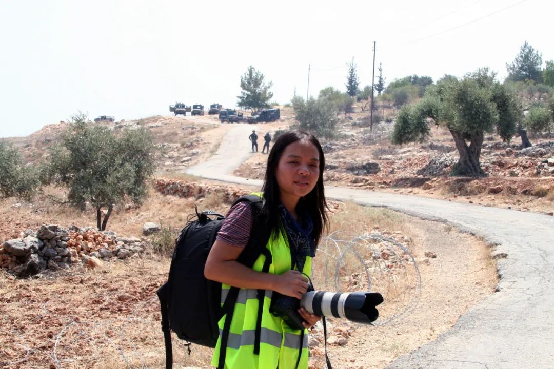 “战地玫瑰”两赴中东,为抢新闻舍弃防弹衣,听女记者讲述真实战地生涯