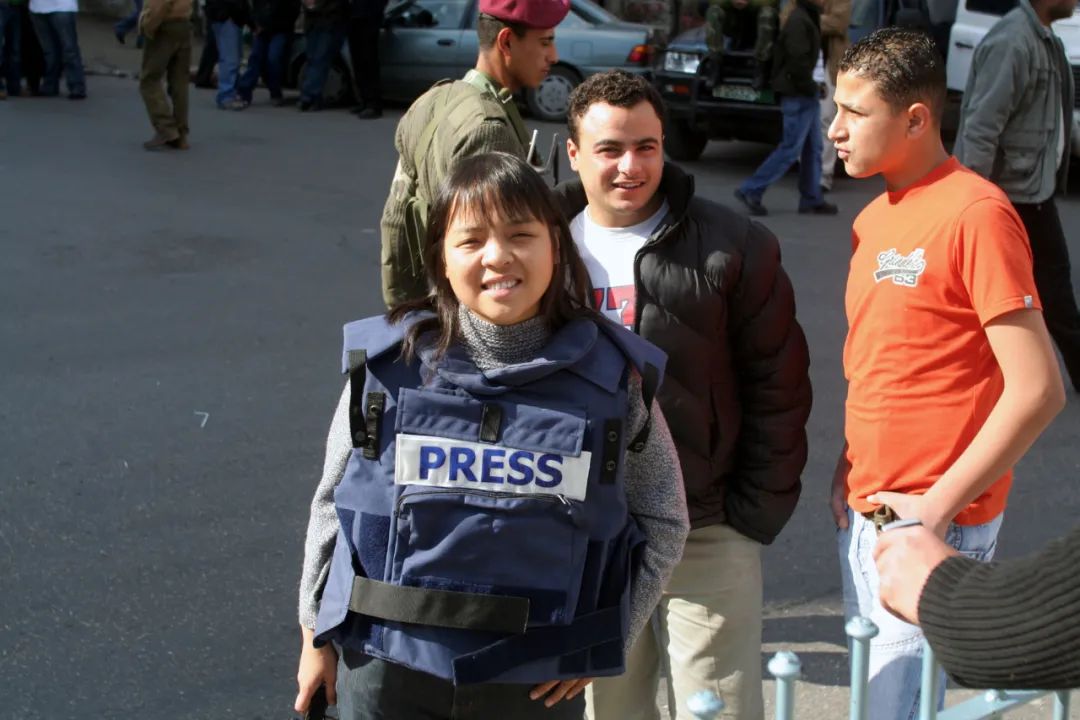 “战地玫瑰”两赴中东,为抢新闻舍弃防弹衣,听女记者讲述真实战地生涯