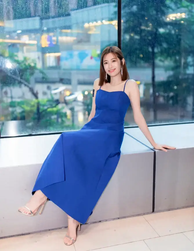 42岁陈自瑶身材炸裂！穿比基尼拍广告，上围升级太明显