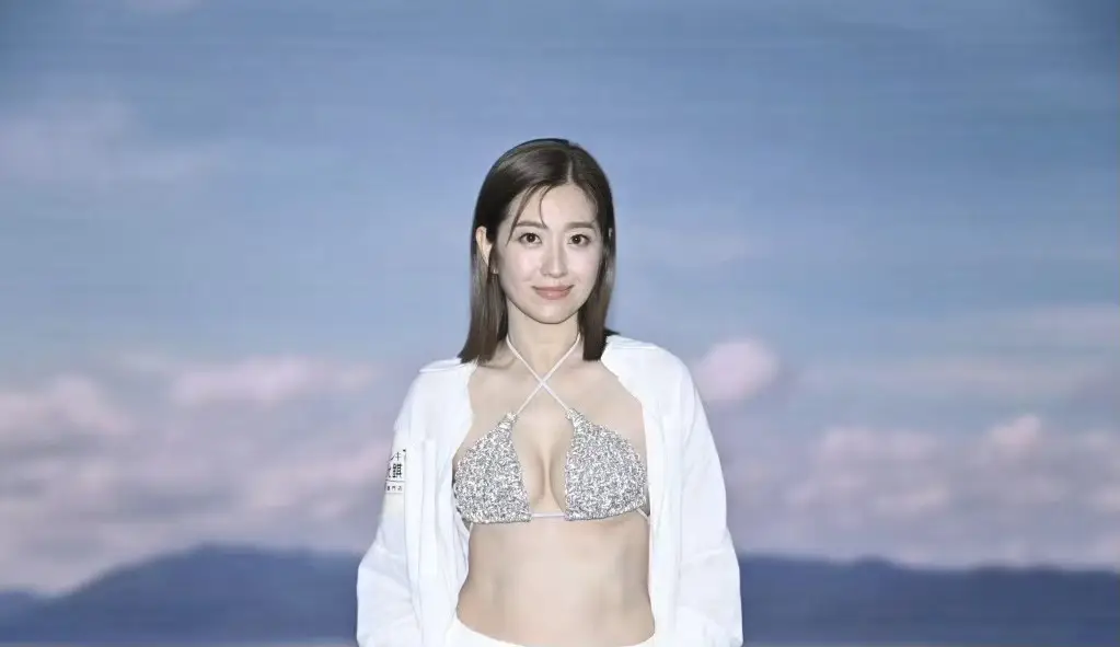 42岁陈自瑶身材炸裂！穿比基尼拍广告，上围升级太明显