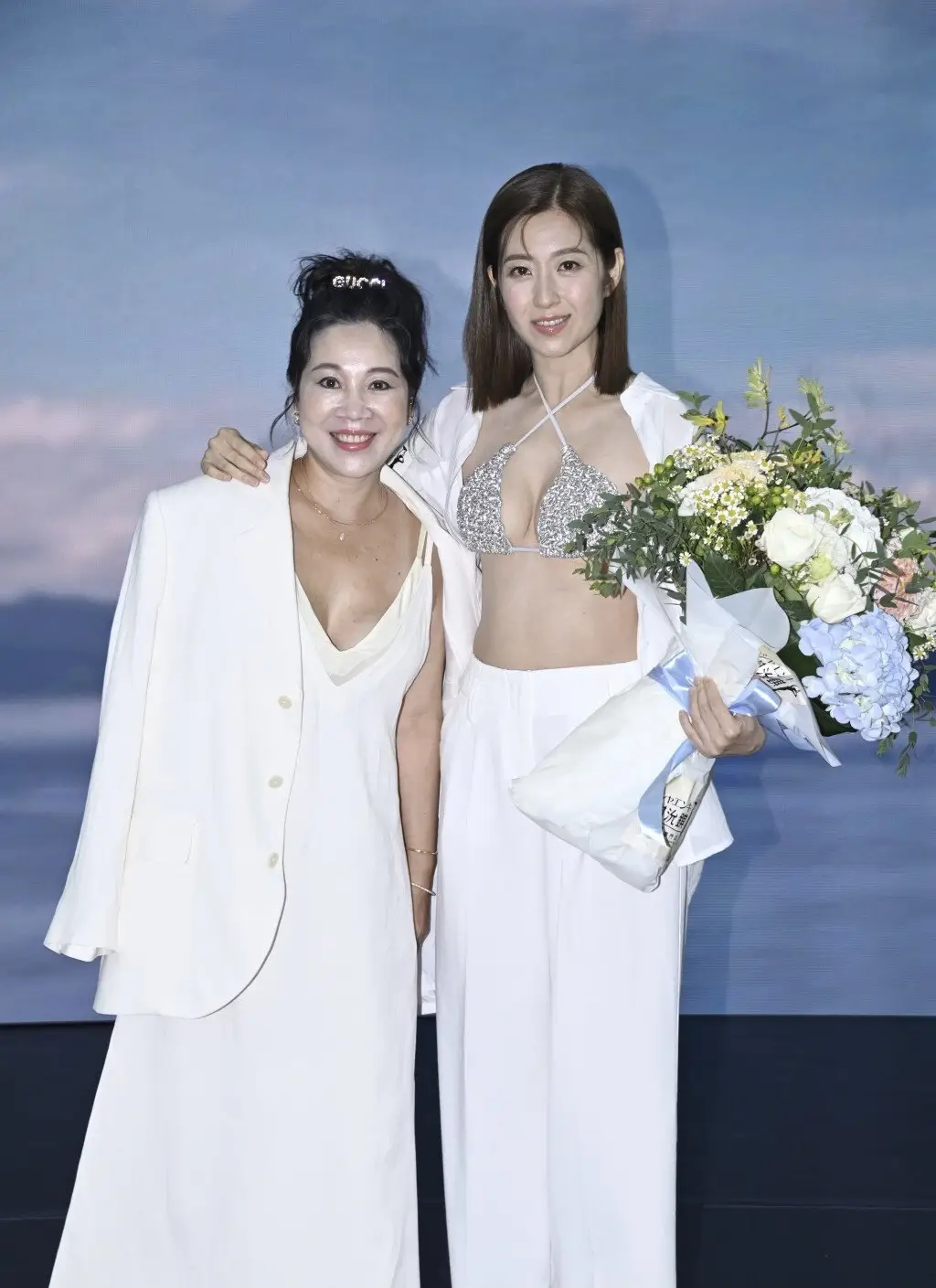 42岁陈自瑶身材炸裂！穿比基尼拍广告，上围升级太明显