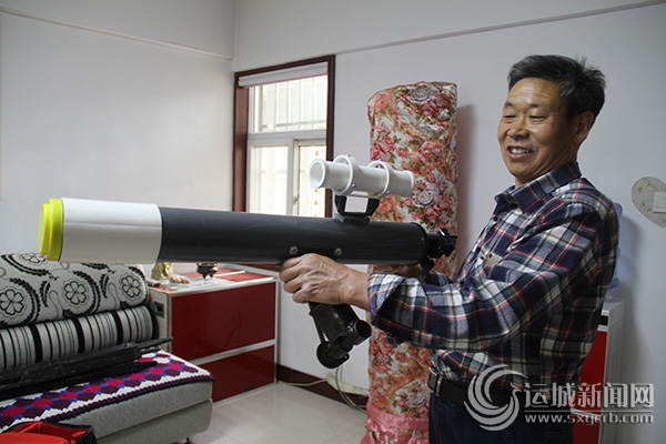 63岁天文“发烧友” 自制天文望远镜看星空