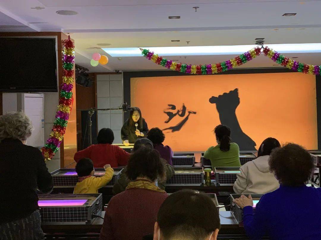 崇外|“沙绘万千”迎冬奥主题沙画体验