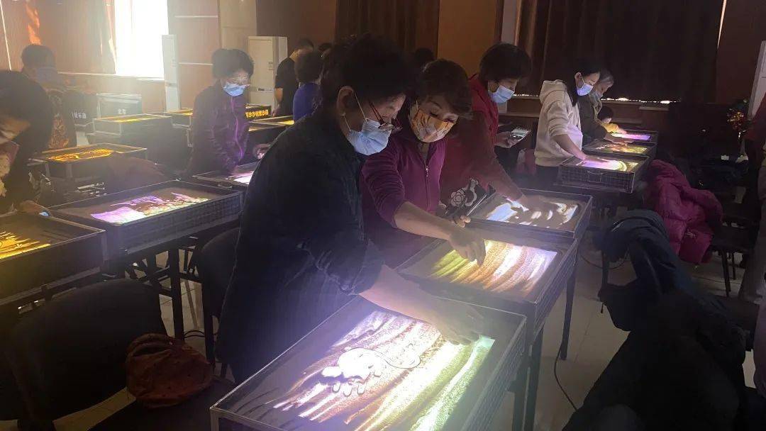 崇外|“沙绘万千”迎冬奥主题沙画体验